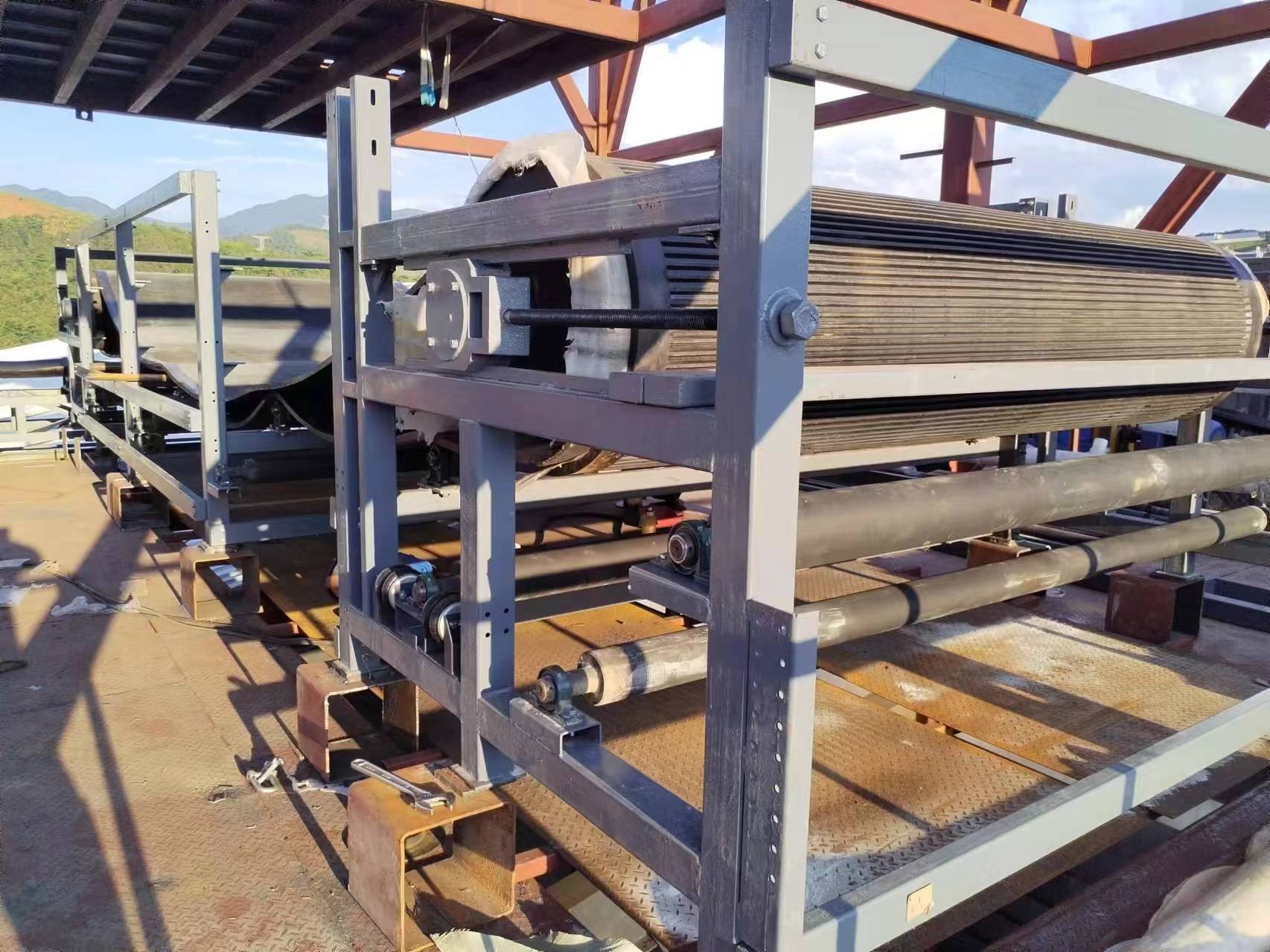 如何根據(jù)物料特性選擇合適的真空帶式過濾機(jī)型號？