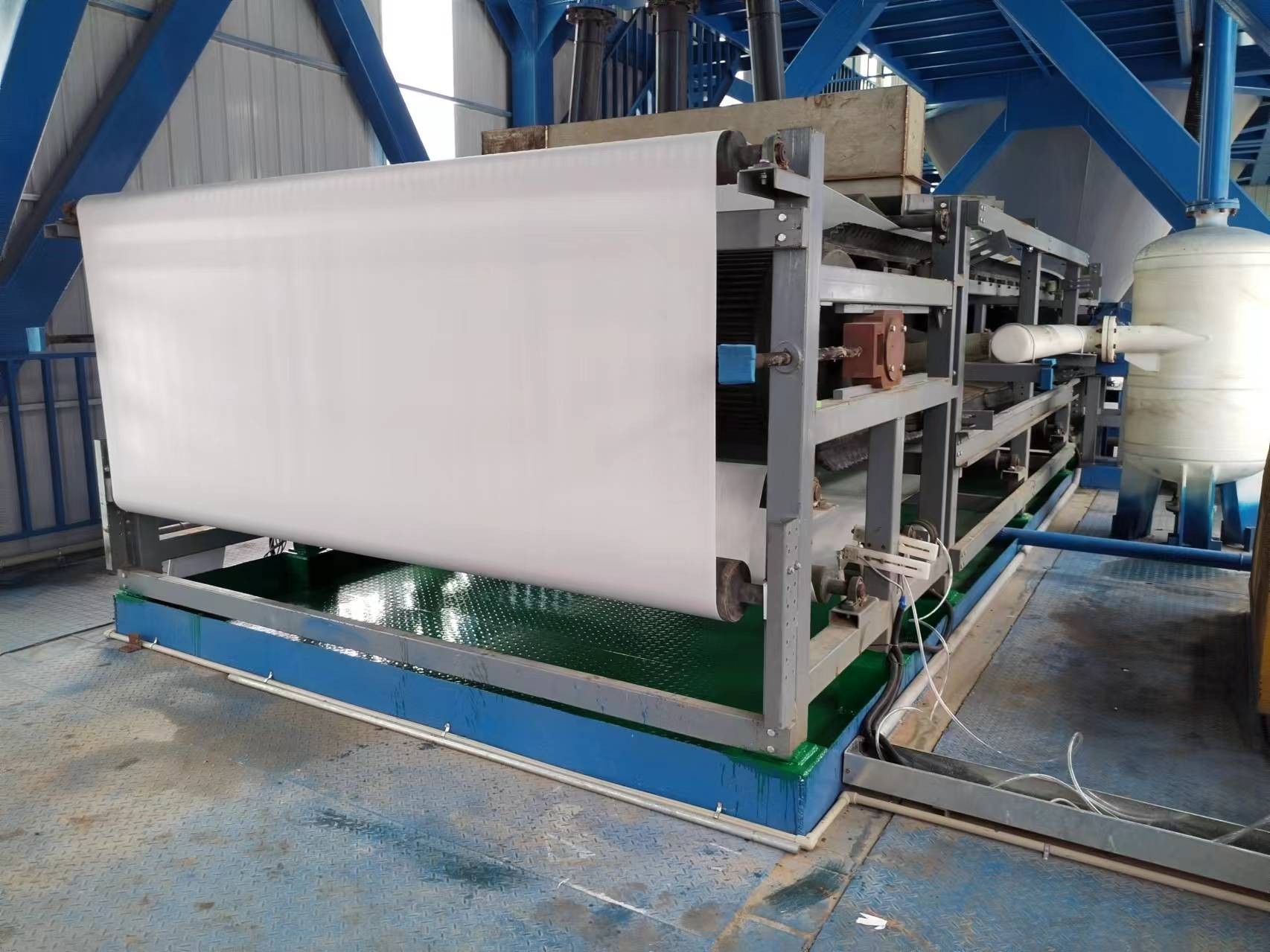 相較于其他類型的過濾設(shè)備，真空帶式過濾機(jī)的優(yōu)勢和劣勢是什么？