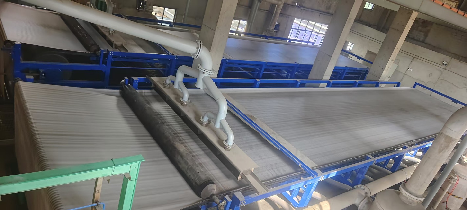 如何確定所需真空帶式過濾機(jī)的過濾面積等關(guān)鍵參數(shù)？