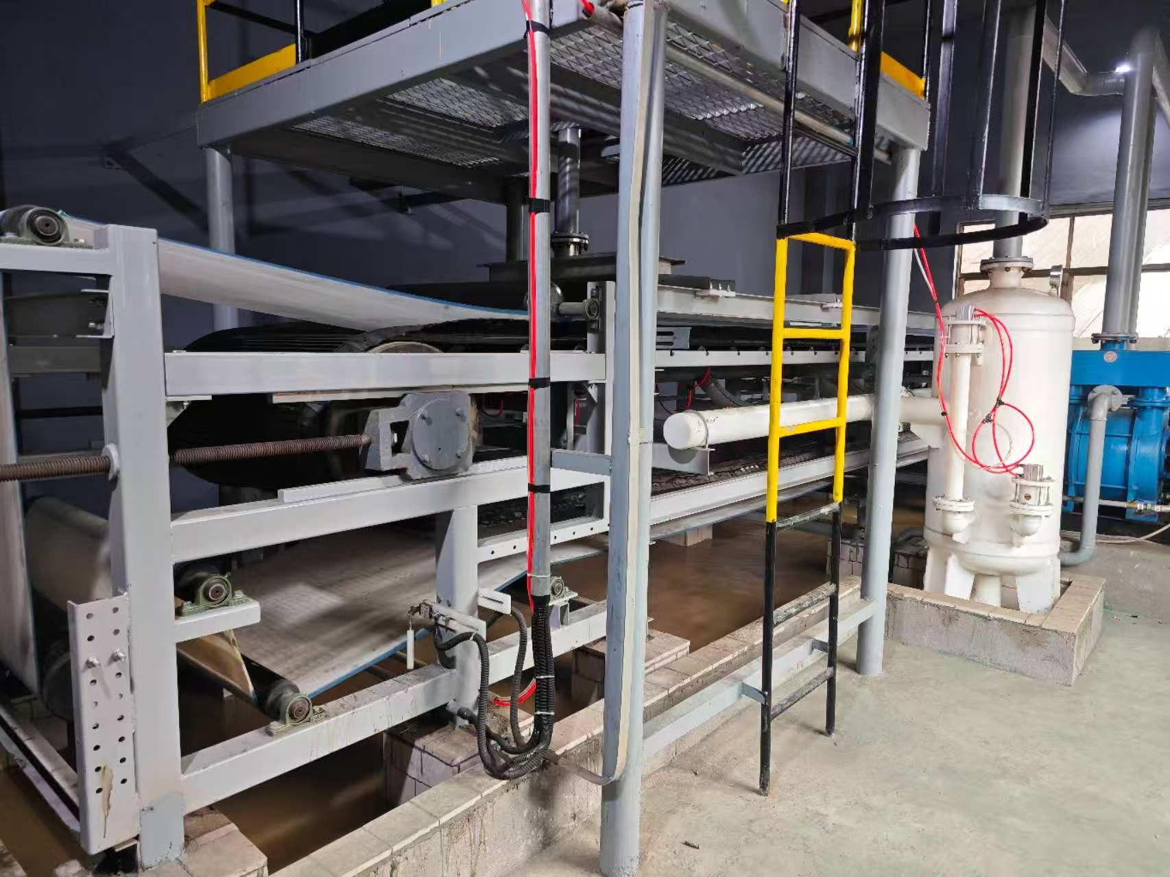 如何確定所需真空帶式過(guò)濾機(jī)的過(guò)濾面積等關(guān)鍵參數(shù)？