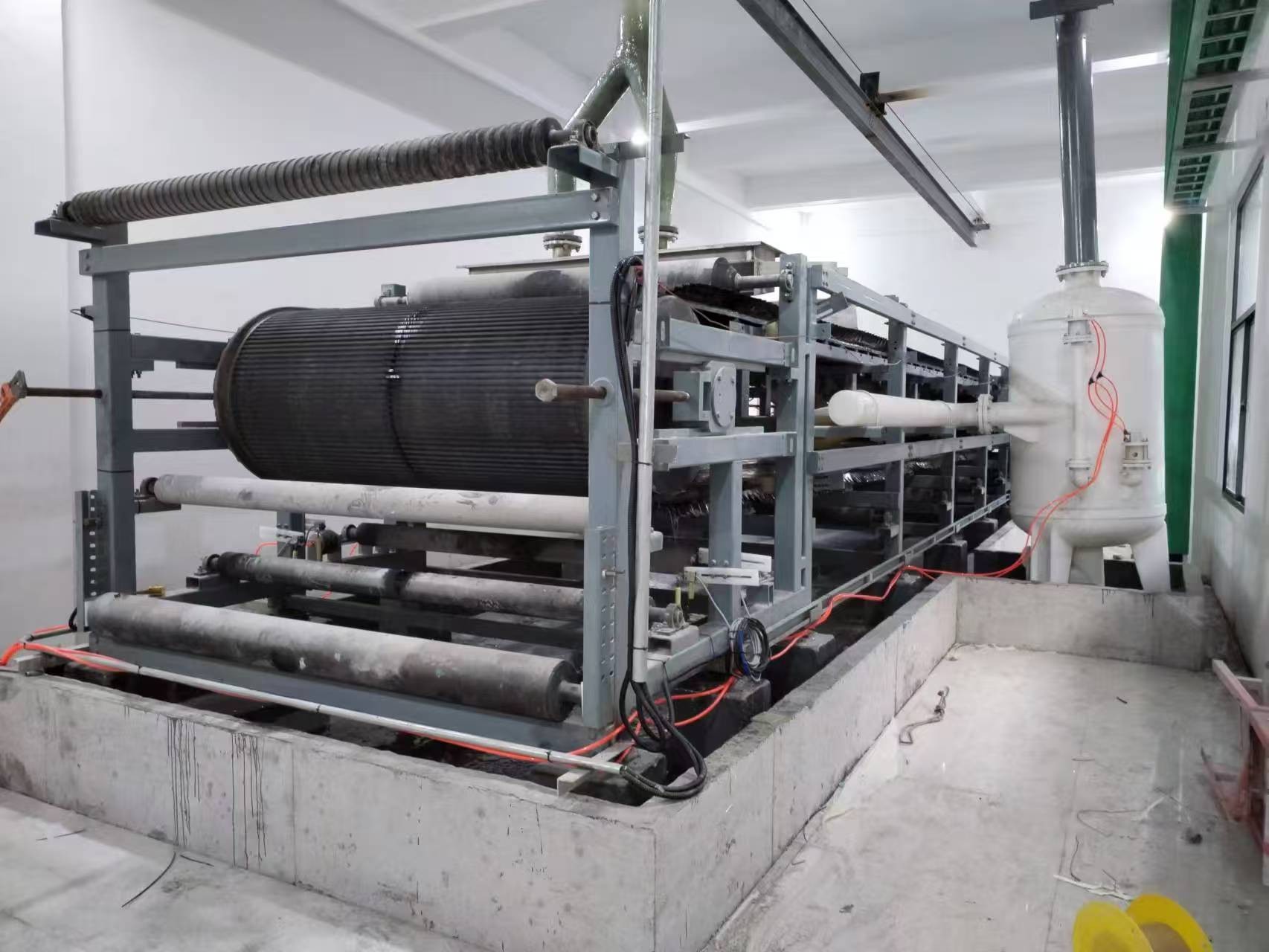 帶式真空過濾機膠帶跑偏的原因及解決方法是什么？